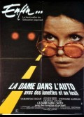 DAME DANS L'AUTO AVEC DES LUNETTES ET UN FUSIL (LA)